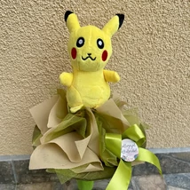 Ballagási közepes csokor, Pikachu plüssel - zöld