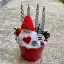 Adventi dísz 277 - piros, fém kaspóban, 4 gyertyával, 12 cm átmérőjű