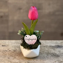 Anyák napi ajándék kaspós dekoráció, 1 szál pink gumitulipánnal, fehér kerámia kaspóban, Keresztanyának felirattal
