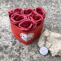 Anyák napi ajándékcsomag 069 - mini vörös szív alakú rózsabox, Szeretlek Mama kulcstartóval