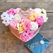 Anyák napi ajándékcsomag - közepes rózsaszín szív alakú, vegyes szappanrózsabox, Szeretlek Anyu könyvjelzővel, ajándék táblával