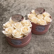 Páros anyák napi ajándék akció, ajándék felirattal, halvány rózsaszín dobozban, barack rózsákkal