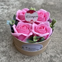Nőnapi ajándék rózsabox - bézs kerek doboz, világos pink szappanrózsákkal