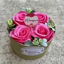 Nőnapi ajándék rózsabox - olívazöld kerek doboz, sötét pink szappanrózsákkal