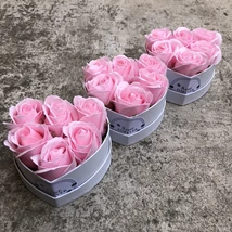 Év végi hármas ajánlat - világos pink szappanrózsák, szív alakú, fehér dobozban