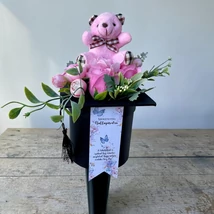 Ballagási rózsabox csokor, ballagási kalapban, szárral, élénk rózsaszín virágokkal, pink macival