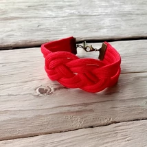 Piros, csomózott karkötő