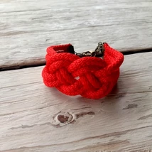 Piros, matt csomózott karkötő