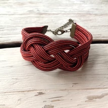 Bordó csomózott karkötő