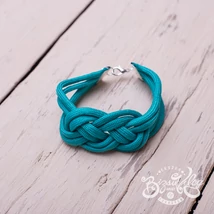 Türkizkék, csomózott karkötő
