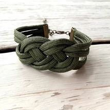 Olívazöld, csomózott karkötő