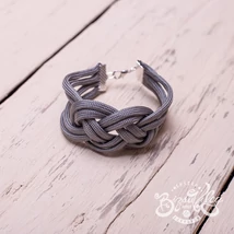 Szürke, csomózott karkötő