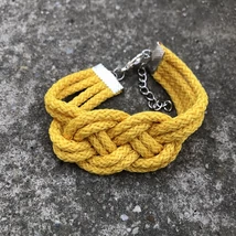 Napsárga, matt csomózott karkötő