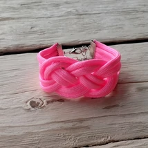 Világos pink csomózott karkötő