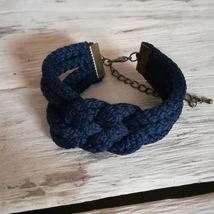 Matrózkék, matt csomózott karkötő