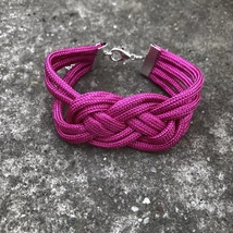 Sötét pink csomózott karkötő
