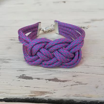 Pink-menta pöttyös, csomózott karkötő