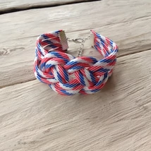 Kék-fehér-piros, csomózott karkötő