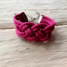 Lilás rózsaszín, matt, csomózott karkötő
