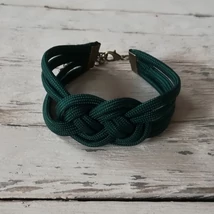 Sötétzöld, csomózott karkötő