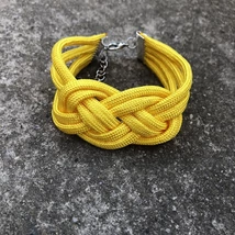 Aranysárga, csomózott karkötő