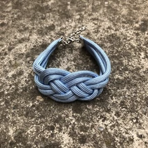 Aranysárga, csomózott karkötő