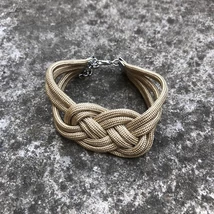 Pezsgőszín, csomózott karkötő