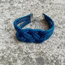 Csomózott karkötő