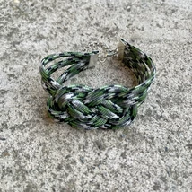 Csomózott karkötő