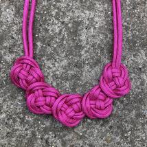 Sötét pink csomózott nyaklánc