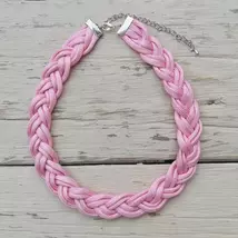 Halvány rózsaszín, fonott nyaklánc