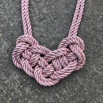 Halvány rózsaszín, csomózott nyaklánc - sodort zsinórból