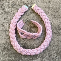 Halvány rózsaszín, matt, fonott ékszer szett