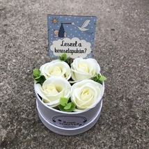 Keresztszülő felkérő ajándék férfiaknak - kerek fehér dobozban, krém rózsákkal