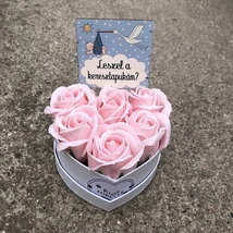 Keresztszülő felkérő ajándék férfiaknak - szív alakú fehér dobozban, halvány rózsaszín rózsákkal