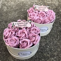 Páros köszönetajándék akció, ajándék felirattal, ekrü dobozban, mályva rózsákkal, átmérő 15 cm