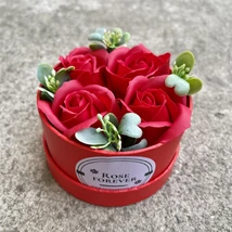 Vörös szappanrózsák, kör alapú, piros rózsaboxban