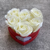 Krémszínű szappanrózsák, szív alakú, piros rózsaboxban