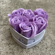 Halvány lila szappanrózsák, szív alakú, fehér rózsaboxban