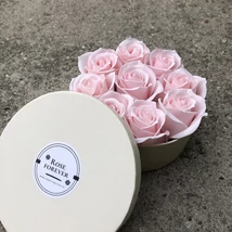 Krém kicsi rózsa box, halvány rózsaszín rózsákkal