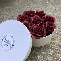 Fehér kicsi rózsa box, bordó rózsákkal