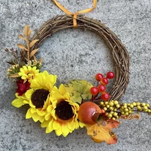 Őszi kopogtató ajtódísz 087 - közepes, barna vesszőkoszorú