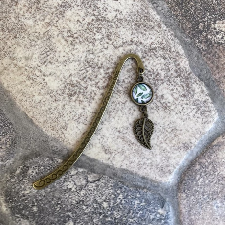 Zöld leveles, pálcás, könyvjelző