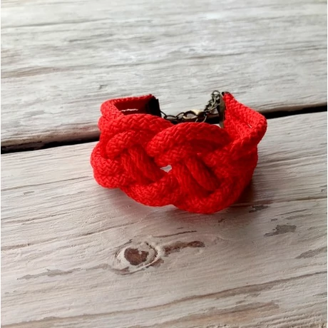 Piros, matt csomózott karkötő