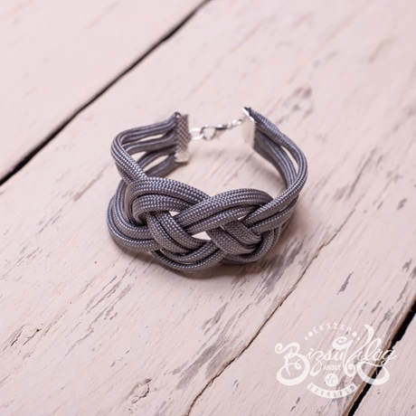 Szürke, csomózott karkötő