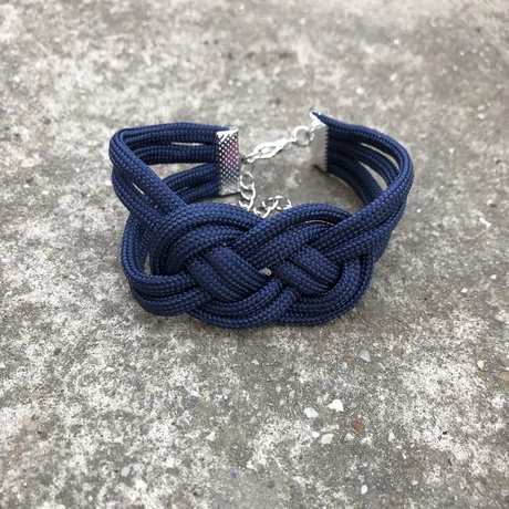 Matrózkék, csomózott karkötő