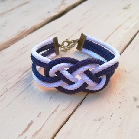 Matrózcsíkos, matt csomózott karkötő