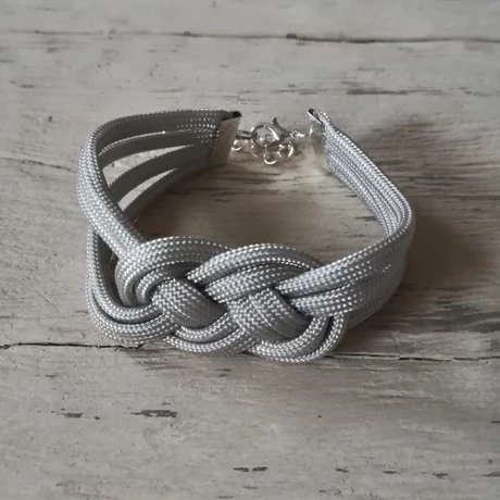 Ezüst színű, csomózott karkötő