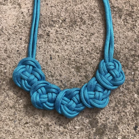 Égszínkék, csomózott nyaklánc