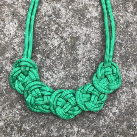 Smaragdzöld, csomózott nyaklánc